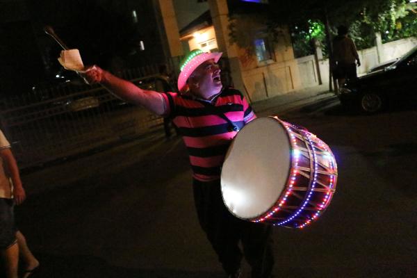 LED aydınlatmalı ramazan davulcusu ilgi odağı oldu