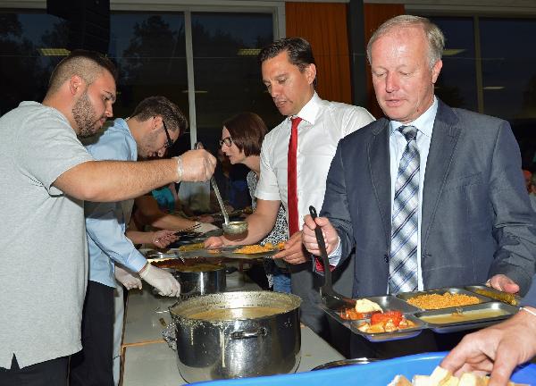 Lahr'da düzenlenen iftar Türkler ile Almanları buluşturdu...