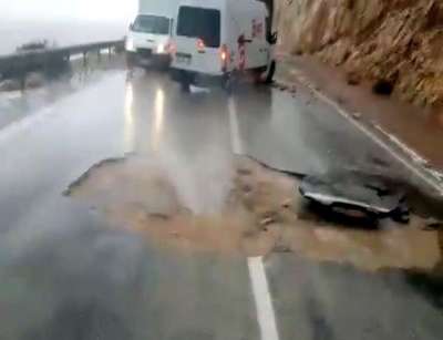 Dev dalgalar yolu esir aldı