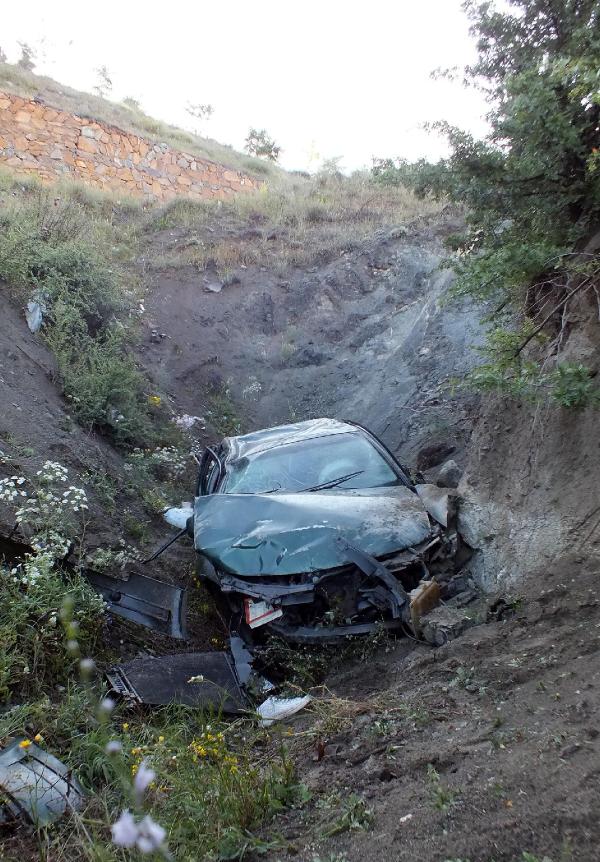 Yozgat'ta otomobil uçuruma yuvarlandı: 4 yaralı