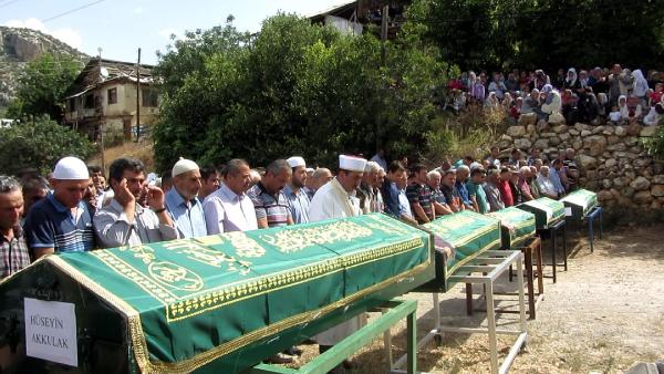 Boşanan kocanın katlettiği 5 kişi, gözyaşlarıyla toprağa verildi