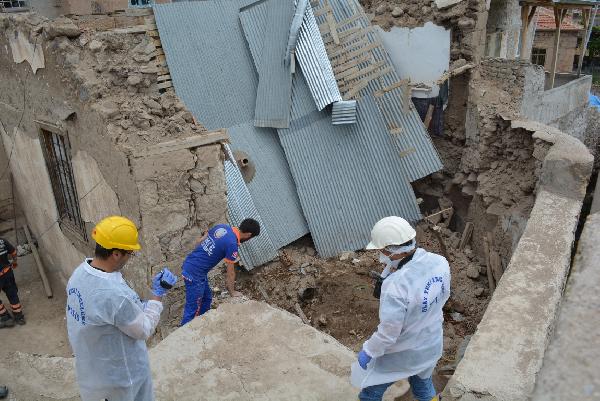 Niğde'de kerpiç ev çöktü: 3 ölü, 1 yaralı (2)
