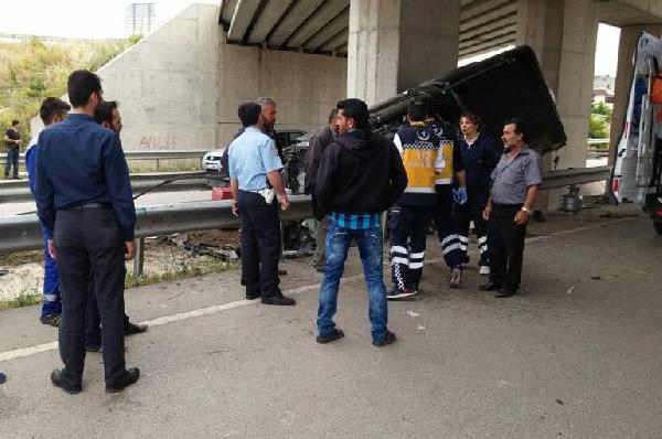 Kamyonet viyadük ayağına çarptı:1 ölü, 4 yaralı