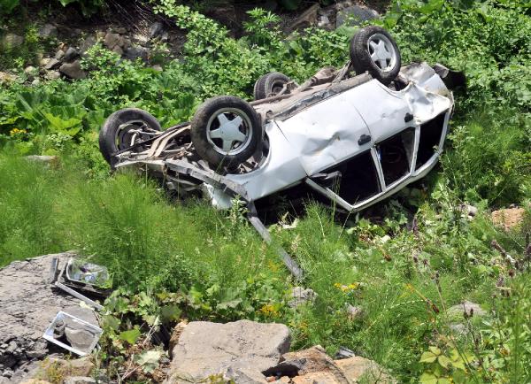Zonguldak'ta otomobil uçuruma yuvarlandı: 3 yaralı