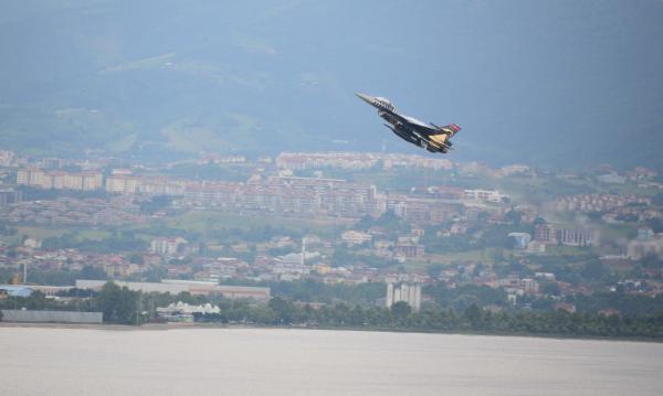 Solo Türk'ten İzmit'in kurtuluş yıl dönümünde nefes kesen gösteri