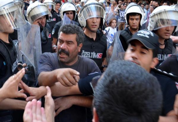 LGBTİ Onur Yürüyüşü’ne polisten müdahale