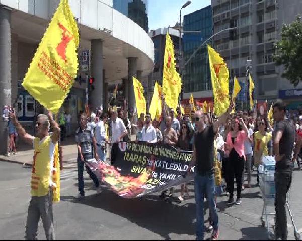 Sivas katliamında ölenler Kadıköy'de mitingle anıldı