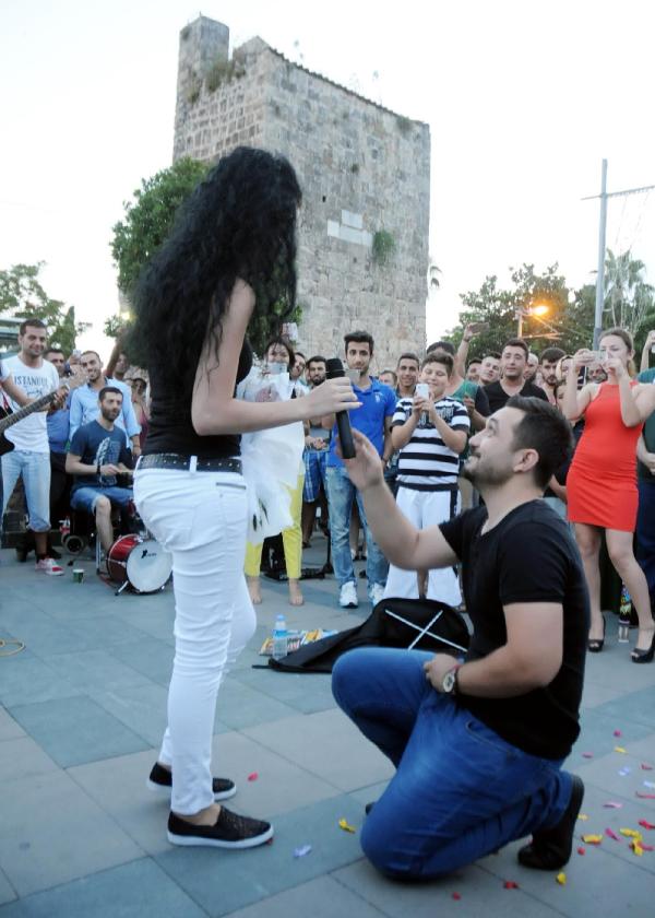 Saat kulesi altında sürpriz evlilik teklifi