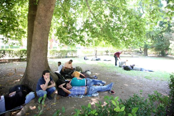 Cami avluları, yeşil alanlar Suriyeli'lerle doldu