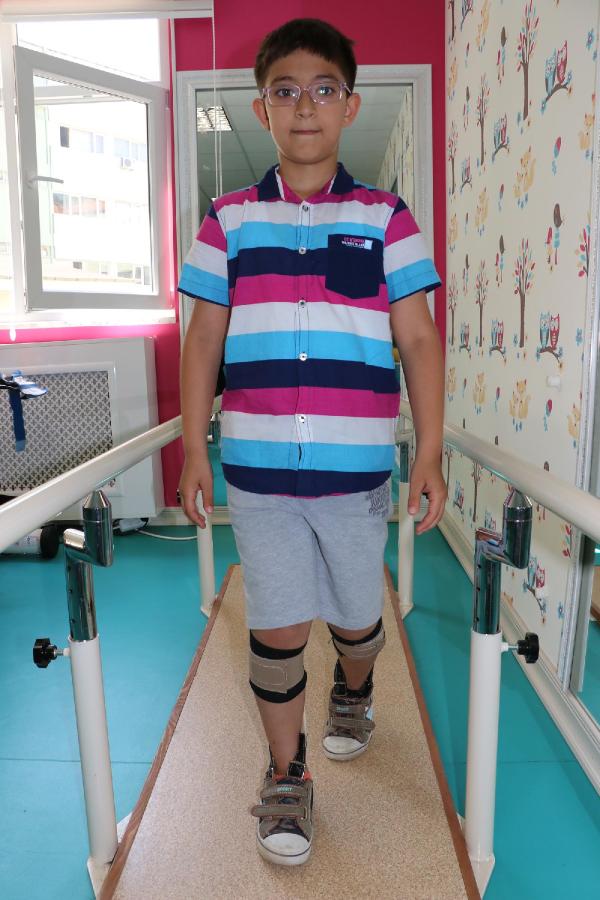 Tek başına yürümeyi başaran Emir, artık futbolu seviyor