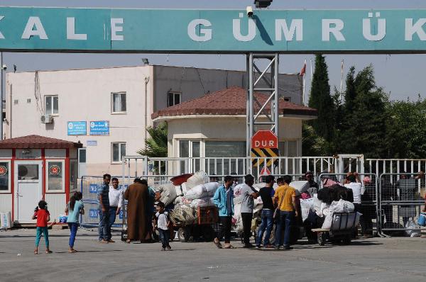 Ülkelerine dönmek isteyen Suriyeliler sınırda bekliyor