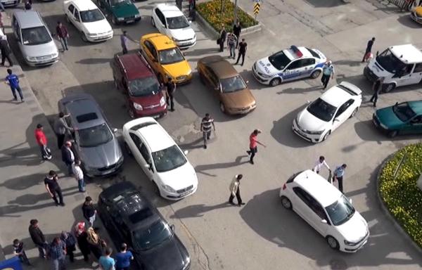 Kavga eden gençler polisi kandırıp olay yerinden kaçtı
