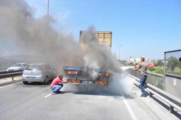 TIR'da yangın çıktı, yalnızca iki sürücü yardım için durdu