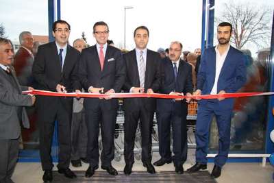 Nürnberg'de Türkler'e ait süper market yeni binasına taşındı