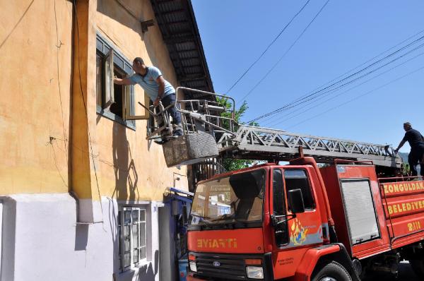Şizofreni hastası kapıyı açmayınca eve pencereden girdiler