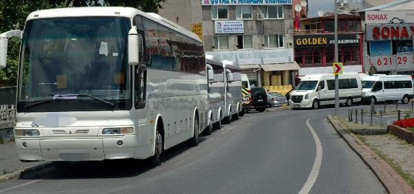 Mahalle aralarına, caddelere park eden servis araçları trafiği boğmaya başladı