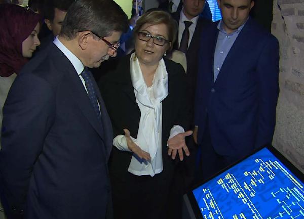Başbakan Davutoğlu Gülhane Parkı'nda horon tepti