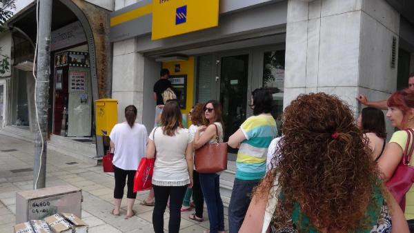 Komşuda halk ATM'lere koştu