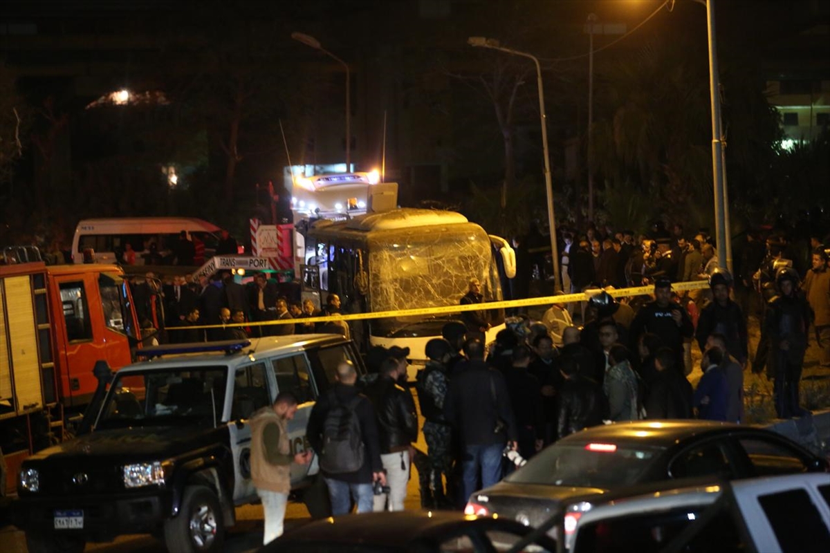 Mısır'da turist otobüsüne saldırı