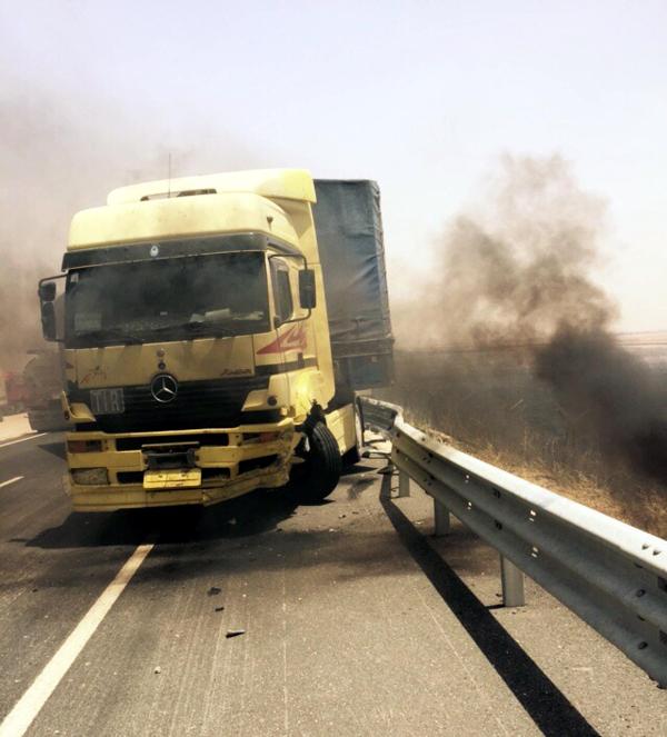 Anız dumanın kapladığı yolda TIR'la otomobil çarpıştı: 1 ölü, 3 yaralı