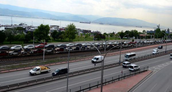 İthal lüks otomobiller vagonlarla sevkedildi