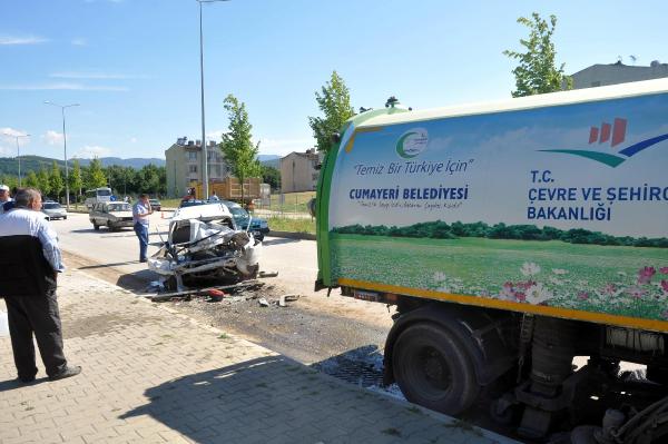 Otomobil yol temizleme aracına çarptı: 1 ölü, 2 yaralı