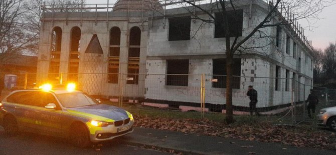 Almanya'da camiye boyalı saldırı