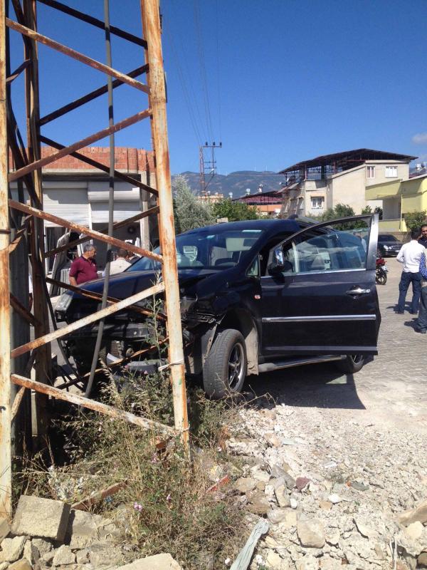 Elektrik direğine çarpan hafif ticari aracın sürücüsü yaralandı