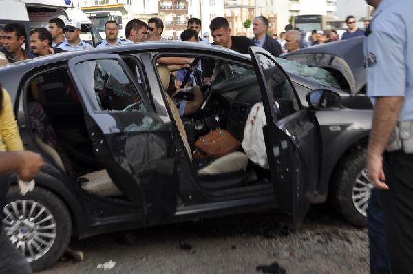 Ters yöne giren minibüs polis memurunun otomobiline çarptı: 3 ölü