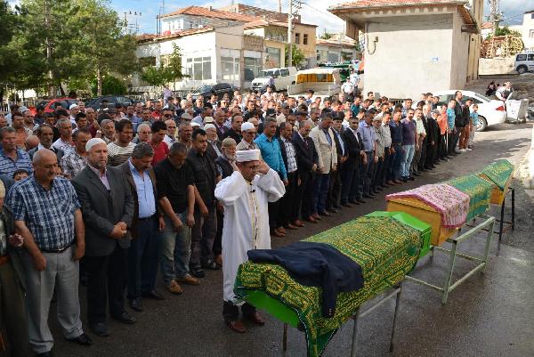 Niğde'de enkaz altında can veren 3 kişi toprağa verildi