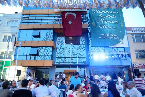 Ak Parti’den küskünlerle barışma iftarı