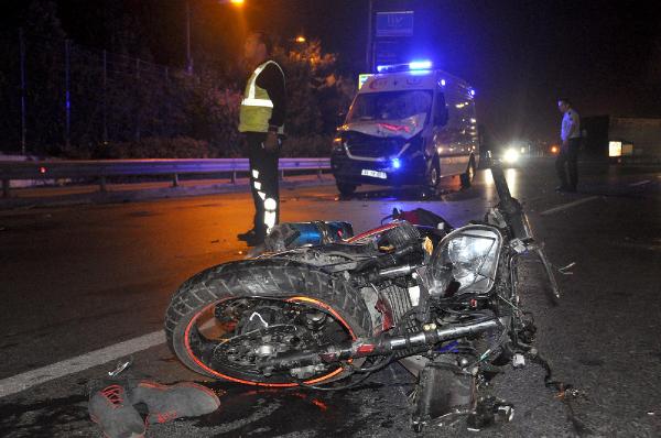 Ambulansla motosiklet kafa kafaya çarpıştı: 3 yaralı