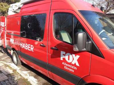 FOX TV canlı yayın aracına taşlı saldırı