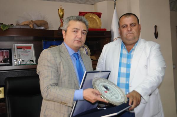 Hakkarili işadamı Karahanlı'ya istihdam plaketi