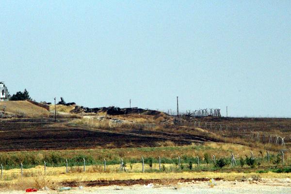 Nusaybin'de Suriye sınırına kazılan hendek 500 metreye ulaştı