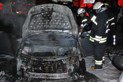 Kundaklanan otomobildeki yangın binaya sıçradı