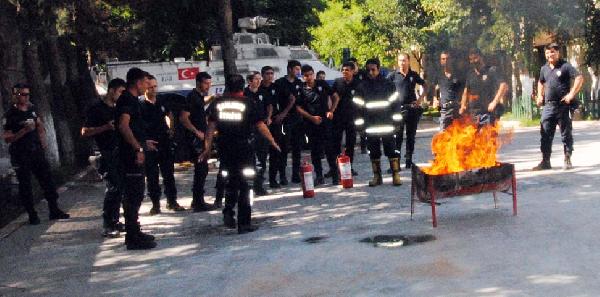 İtfaiyeden polise yangın söndürme eğitimi