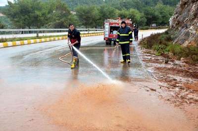 Bodrum'da içme suyu hattı patladı, İzmir yolu 1 saat ulaşıma kapandı