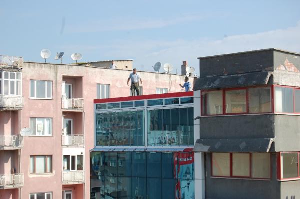 Motosikletine ceza kesilince 6’ncı kattan atlamak istedi