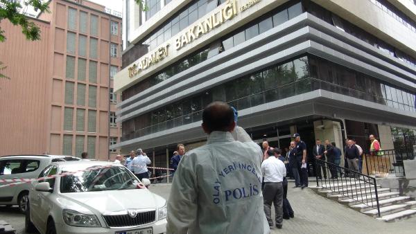 Adalet Bakanlığı ek binasına ateş açan kişi gözaltına alındı (2)
