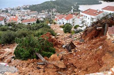 Kaş'ta evleri su bastı, araçlar moloz altında kaldı