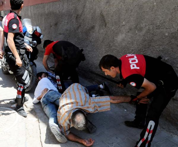 Şanlıurfa'da komşular kavga etti: 1'i polis, 5 yaralı