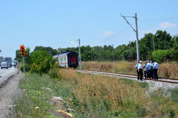 Yolcu treni çarpan kağıt toplayıcısı öldü