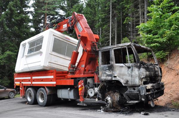 Artvin’de iş makineleri ve kamyonlar bölgeden ayrıldı, bir kamyon yakıldı