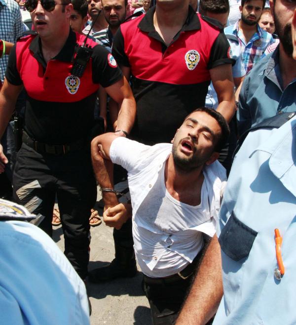Cep telefonu kavgasına polisten biber gazlı müdahale