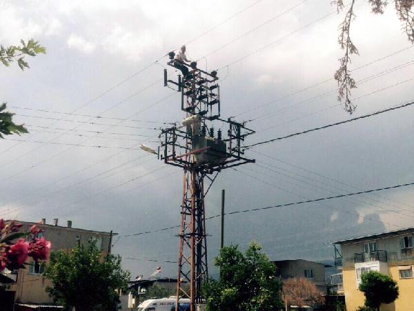 Eşine kızıp, yüksek gerilim hattına çıktı