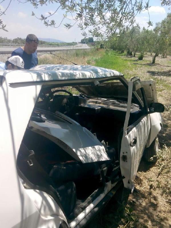 Otomobil zeytinliğe uçtu: 2 yaralı