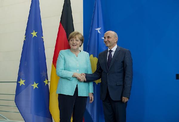 Kosova Başbakanı İsa Mustafa, Berlin’de Angela Merkel ile görüştü