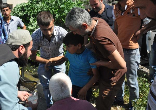 Adıyaman’da devrilen otomobildeki çocuk yaralandı