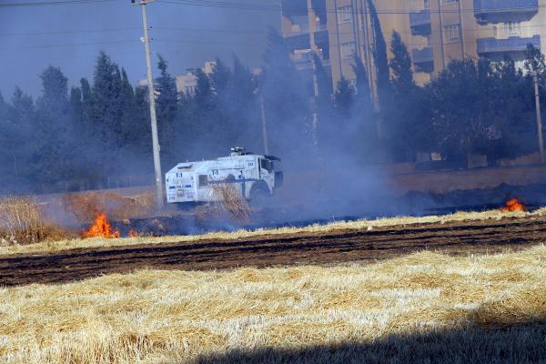 Suriye sınırındaki yangına polis TOMA ile müdahale etti
